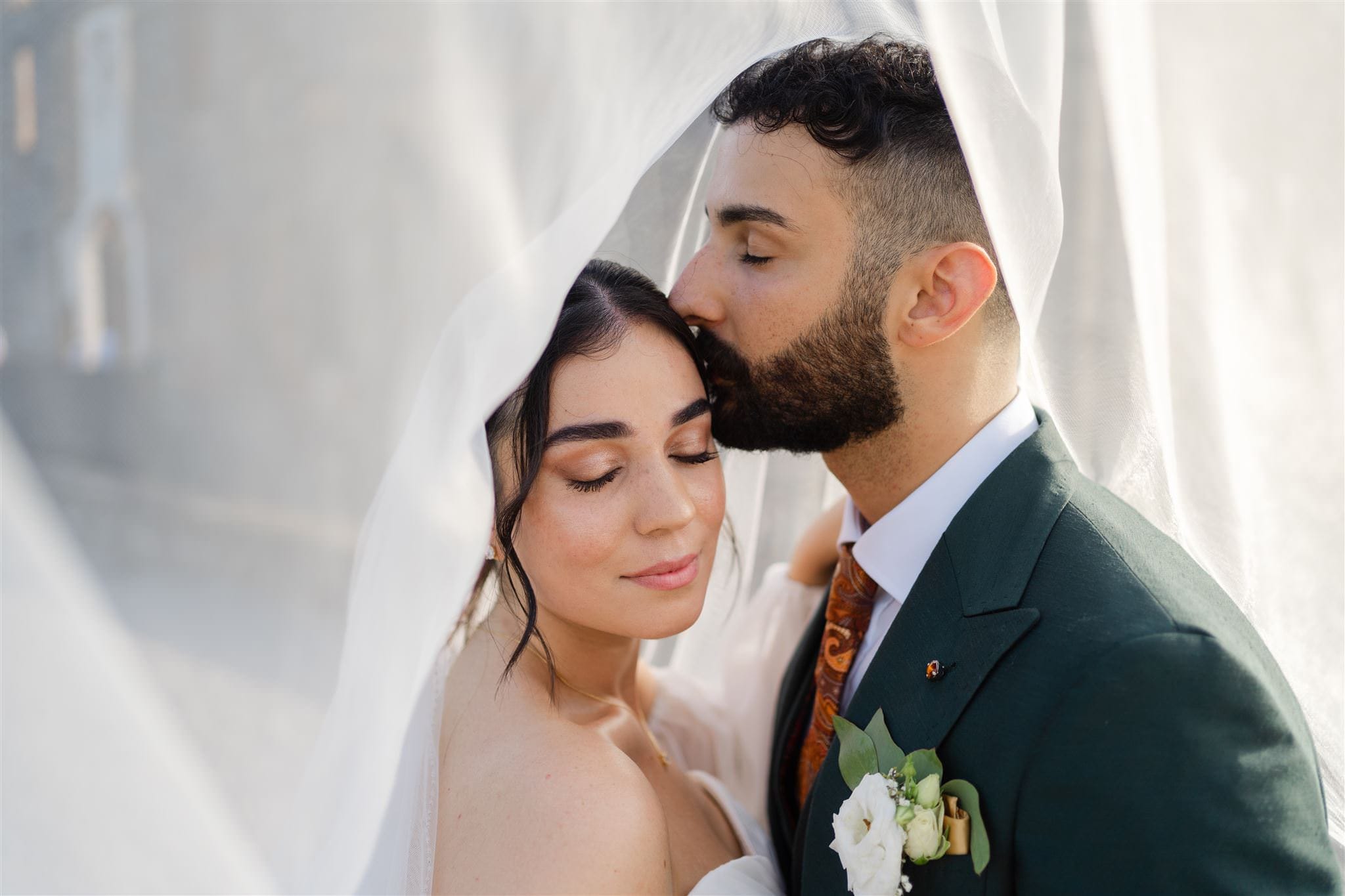 Un dolce abbraccio degli sposi in un angolo suggestivo del Castello di Cavernago, durante il loro matrimonio testimoni di Geova a Bergamo