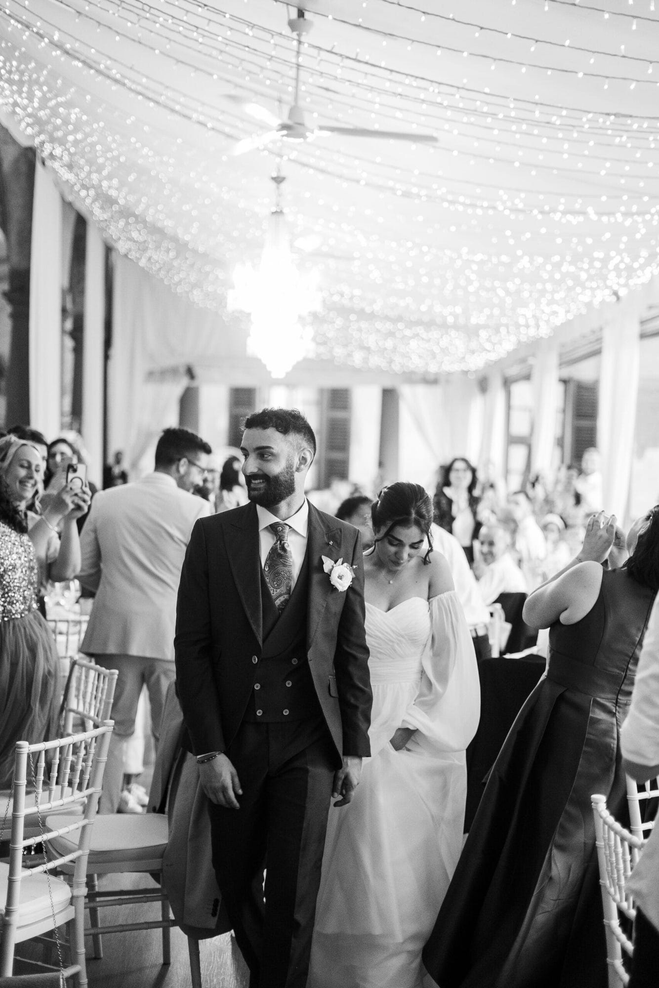 Un'immagine elegante della cena del matrimonio al Castello di Cavernago, Bergamo, dove gli sposi e gli invitati si deliziano con piatti prelibati, immersi nell'atmosfera romantica e raffinata della location.