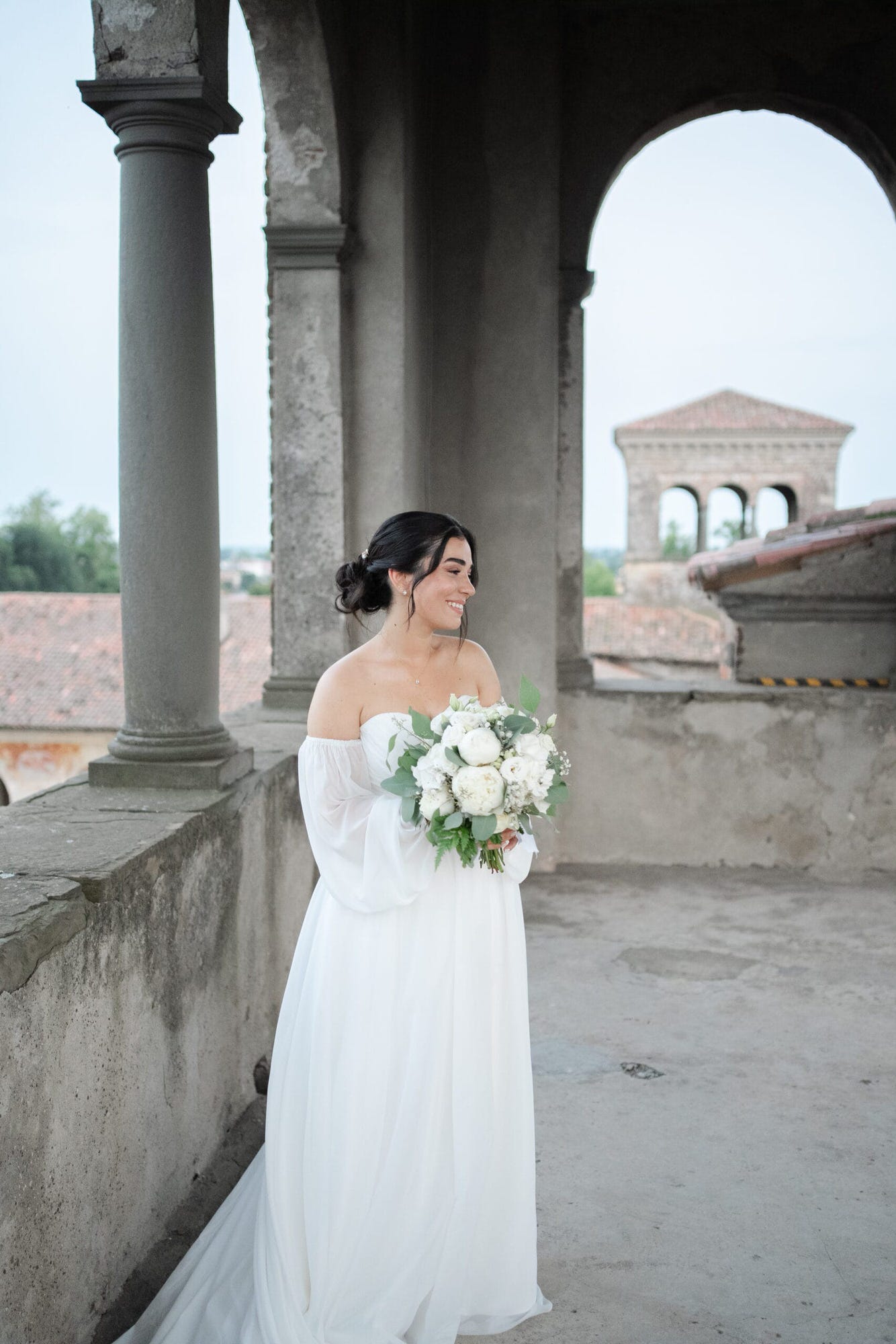 Un dolce abbraccio degli sposi in un angolo suggestivo del Castello di Cavernago, durante il loro matrimonio testimoni di Geova a Bergamo