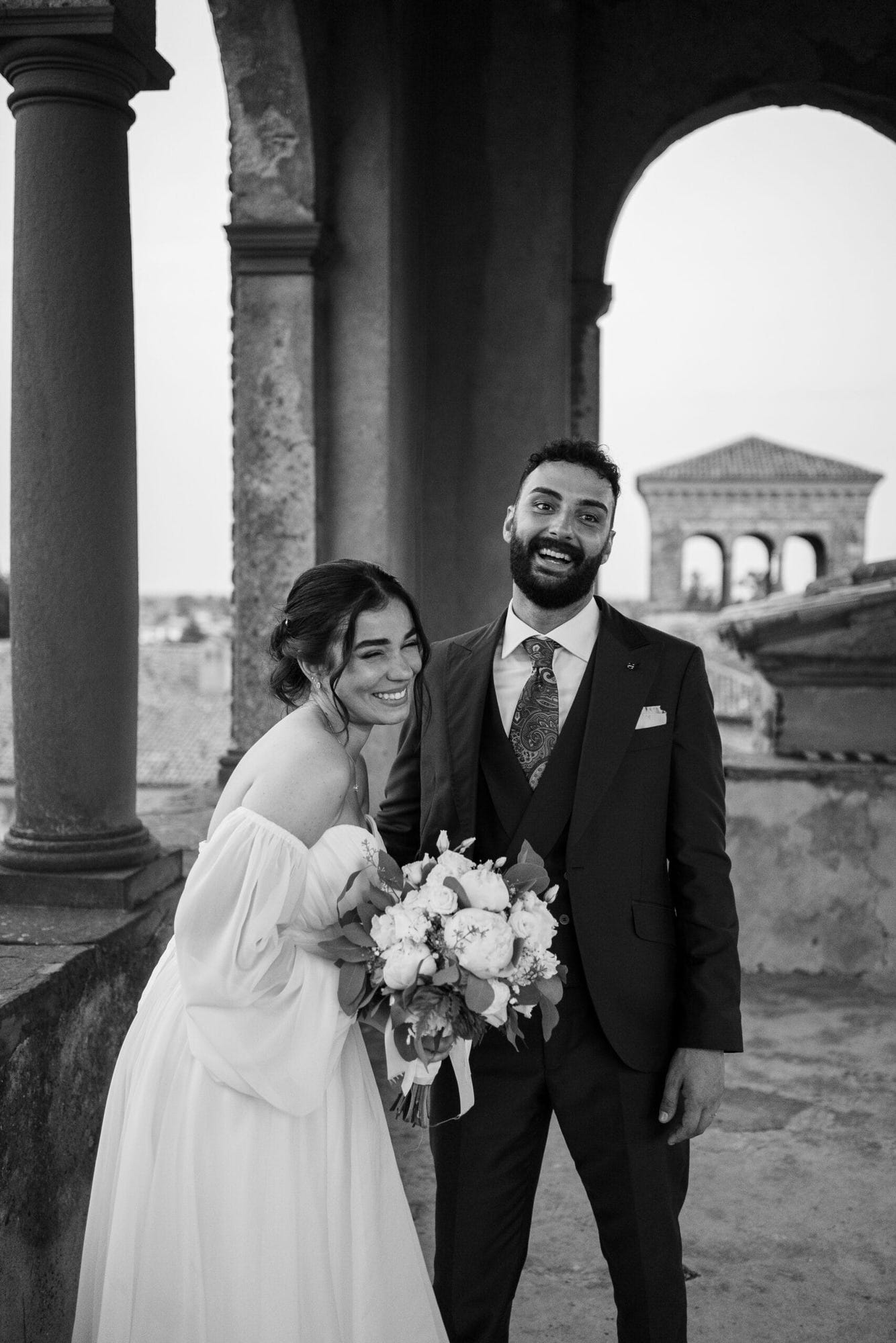 Un dolce abbraccio degli sposi in un angolo suggestivo del Castello di Cavernago, durante il loro matrimonio testimoni di Geova a Bergamo