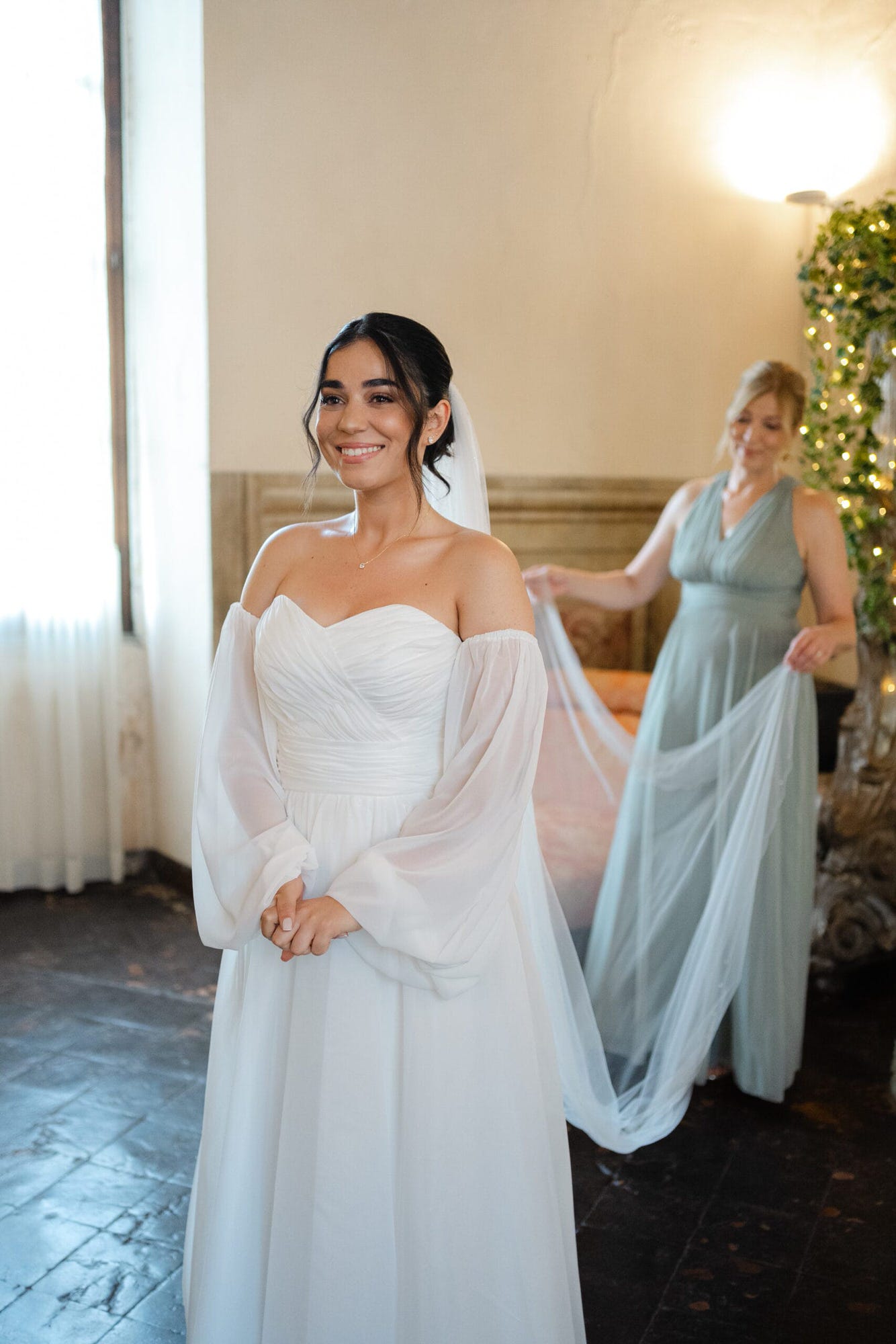 Sposa durante la preparazione per il matrimonio al Castello di Cavernago, Bergamo