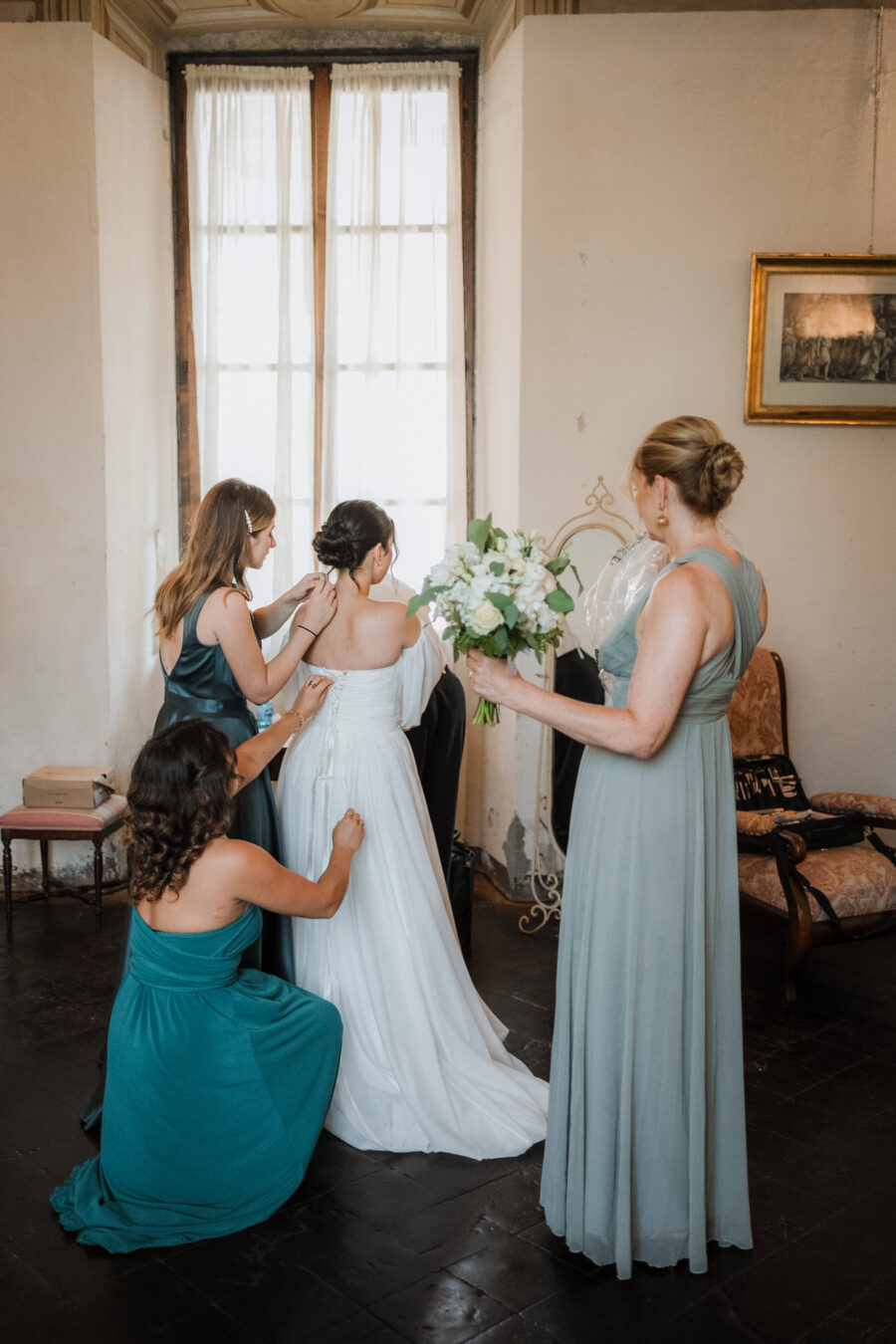 Sposa durante la preparazione per il matrimonio al Castello di Cavernago, Bergamo