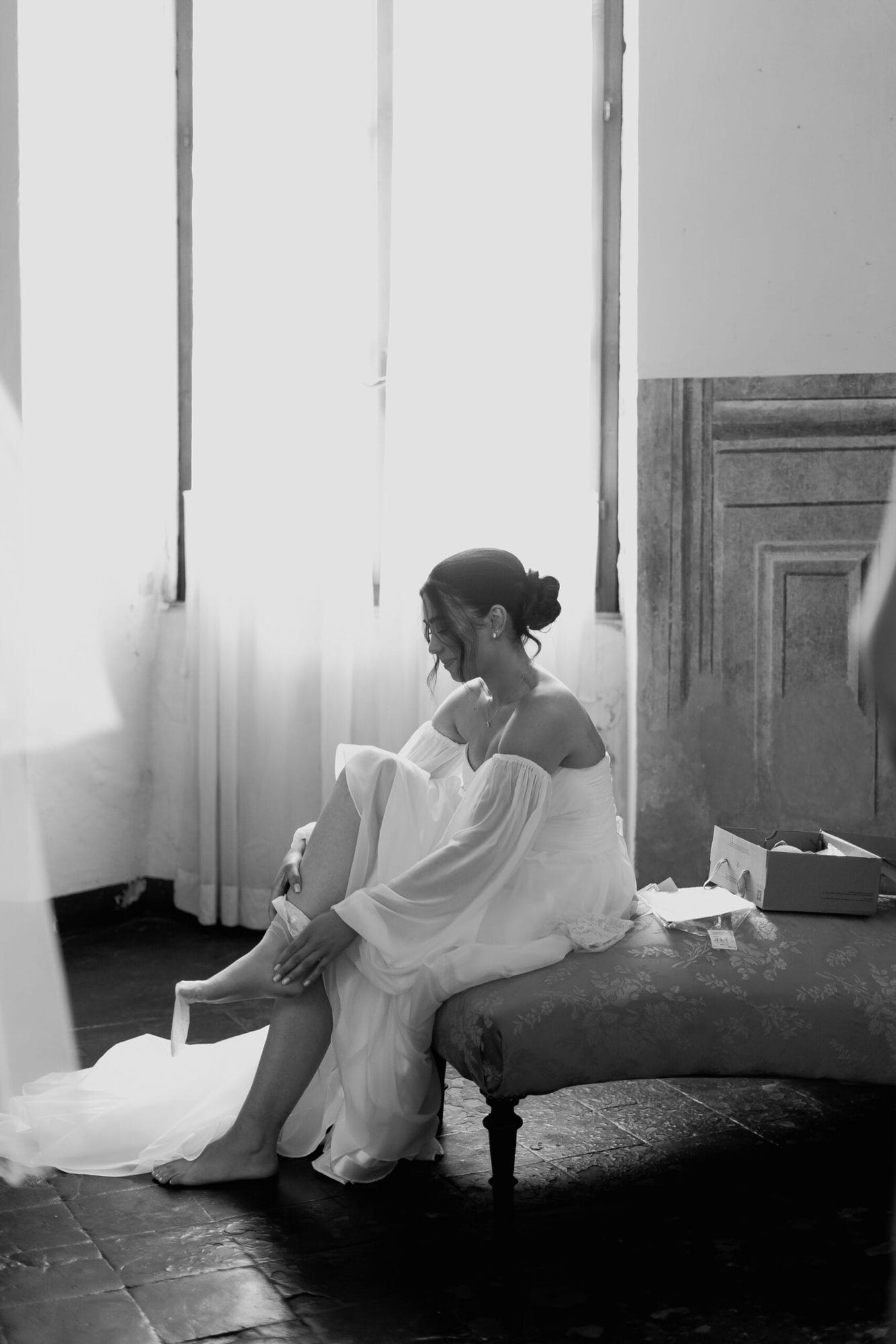 Sposa durante la preparazione per il matrimonio al Castello di Cavernago, Bergamo