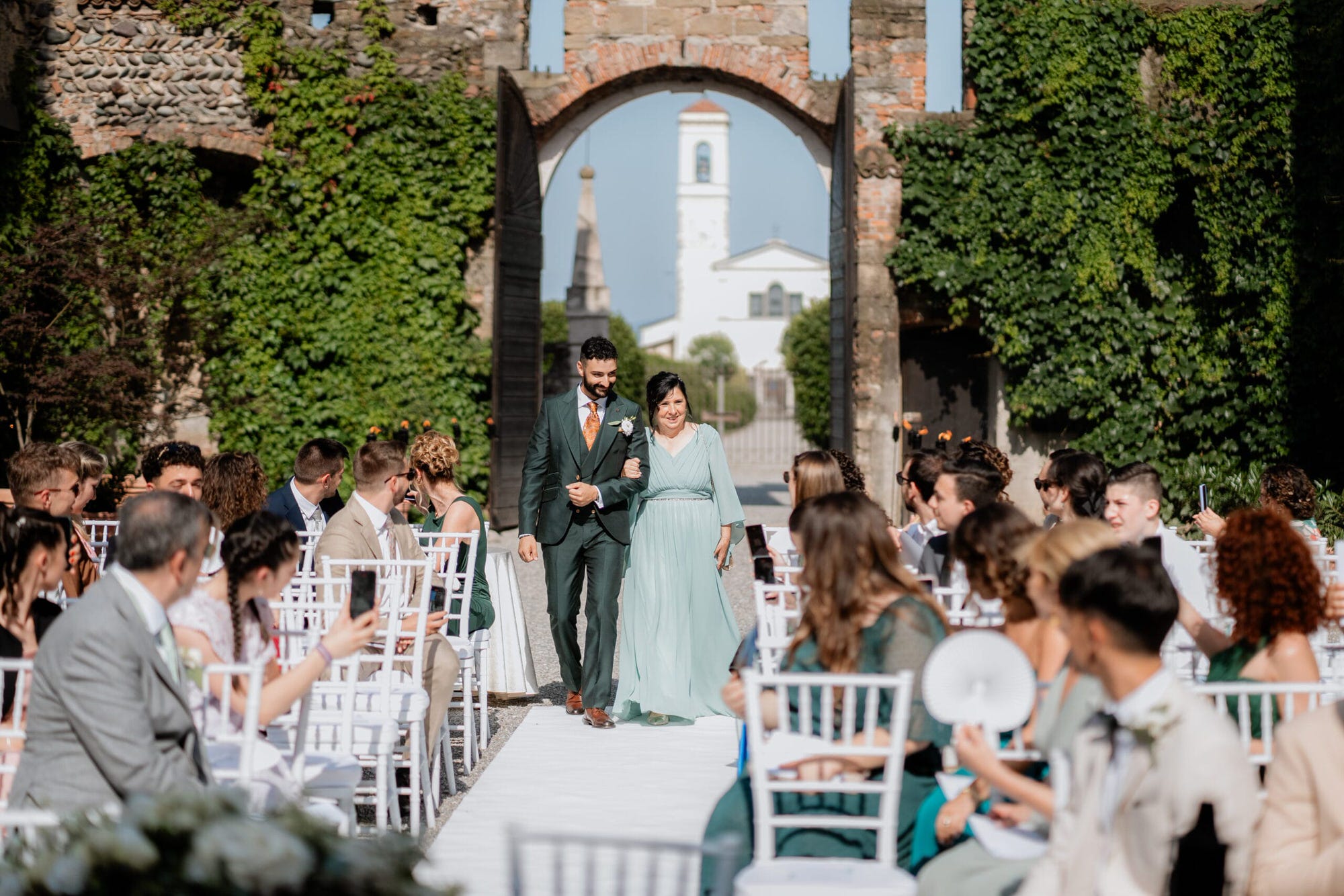 Sposi durante la cerimonia religiosa matrimonio testimoni di Geova al Castello di Cavernago, Bergamo