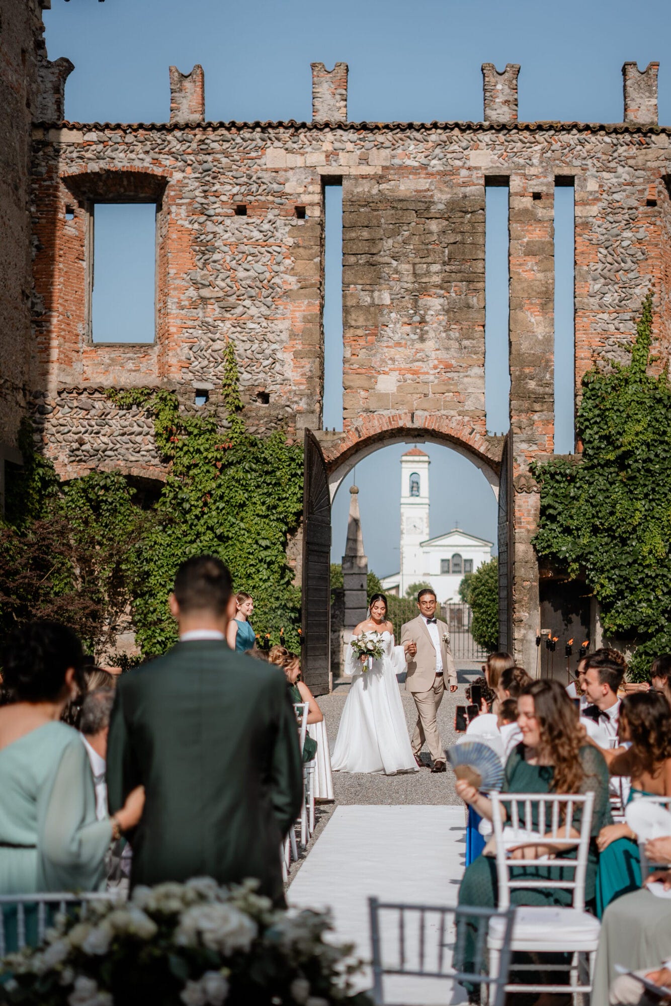 Sposi durante la cerimonia religiosa matrimonio testimoni di Geova al Castello di Cavernago, Bergamo