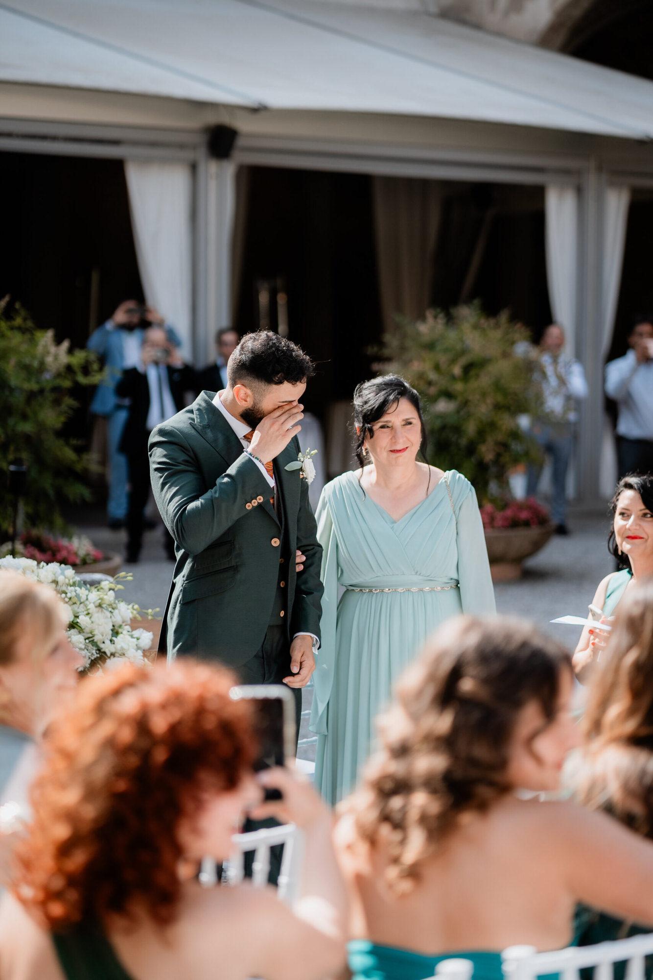 Sposi durante la cerimonia religiosa matrimonio testimoni di Geova al Castello di Cavernago, Bergamo