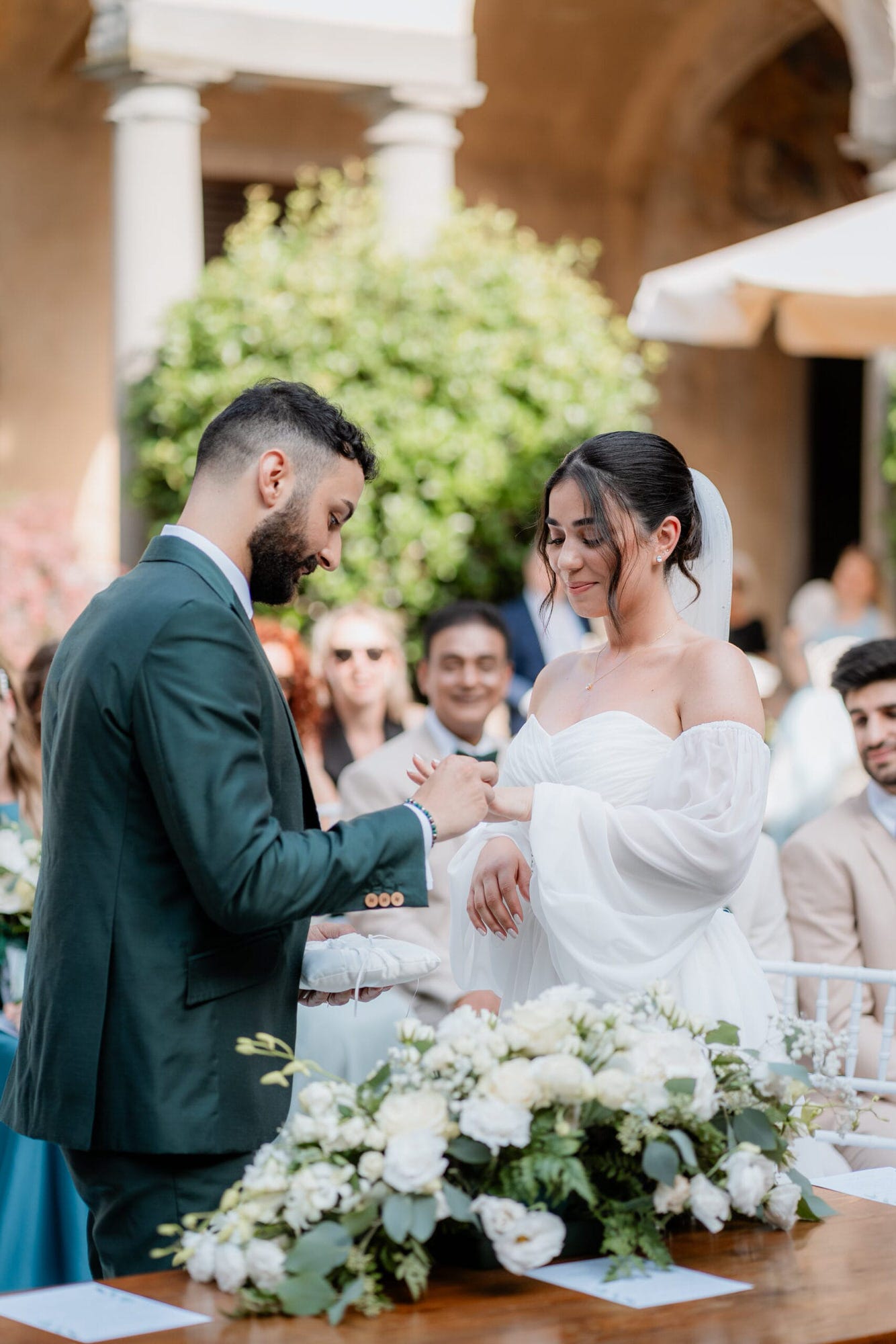 Sposi durante la cerimonia religiosa matrimonio testimoni di Geova al Castello di Cavernago, Bergamo