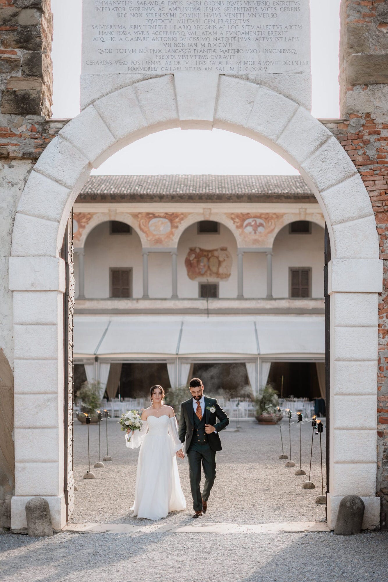 Un dolce abbraccio degli sposi in un angolo suggestivo del Castello di Cavernago, durante il loro matrimonio testimoni di Geova a Bergamo