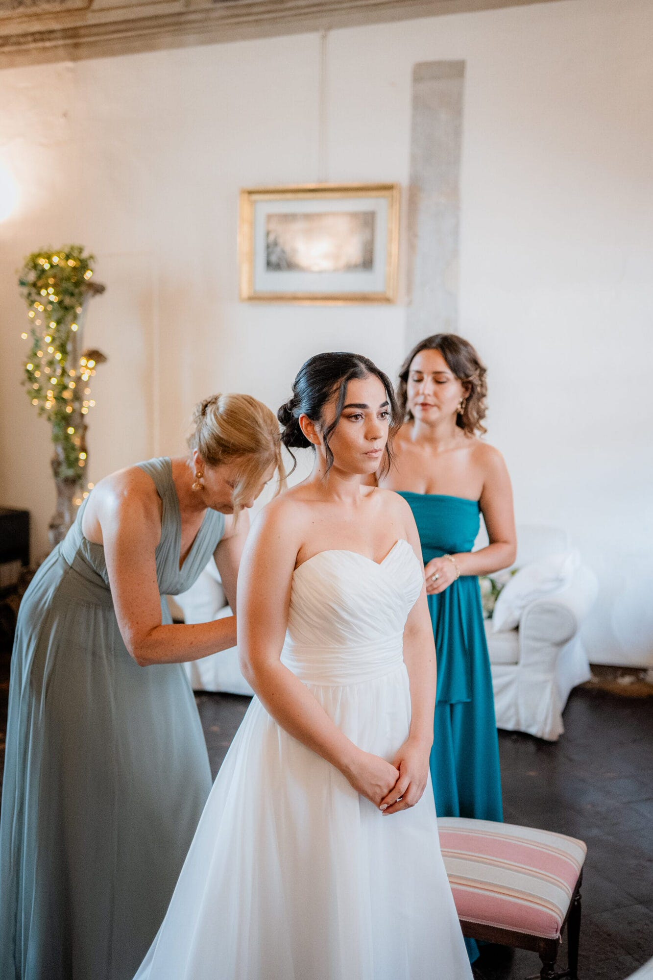 Sposa durante la preparazione per il matrimonio al Castello di Cavernago, Bergamo