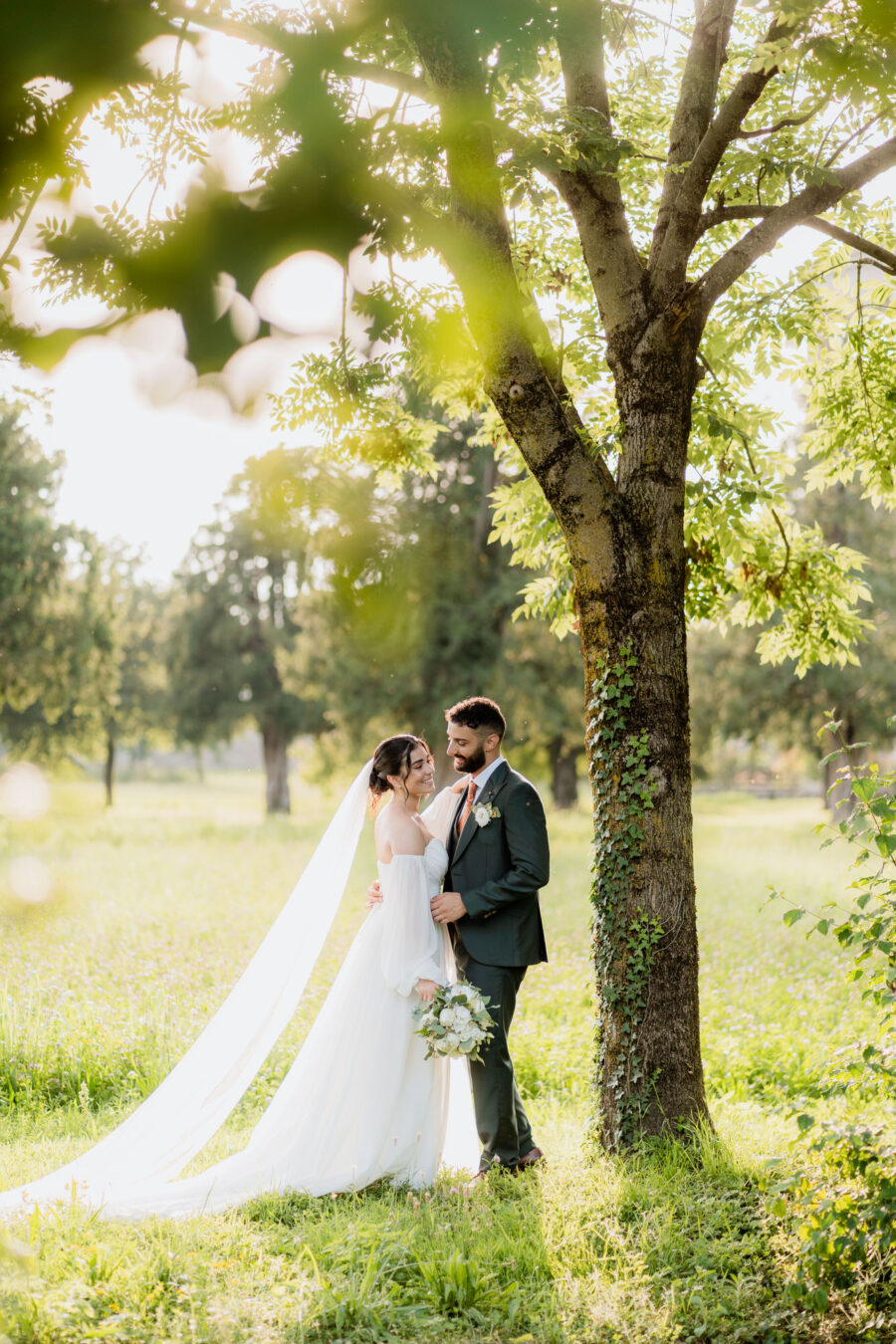 Un dolce abbraccio degli sposi in un angolo suggestivo del Castello di Cavernago, durante il loro matrimonio testimoni di Geova a Bergamo