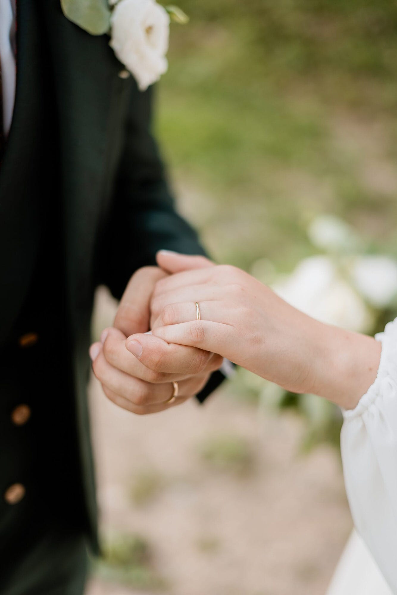 Un dolce abbraccio degli sposi in un angolo suggestivo del Castello di Cavernago, durante il loro matrimonio testimoni di Geova a Bergamo